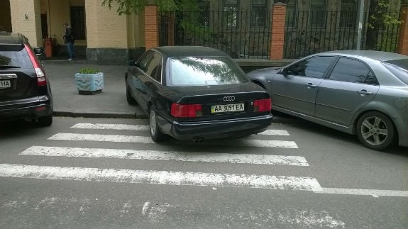 У столиці водій іномарки став переможцем конкурсу "Паркуюсь, як мудак" - фото 2