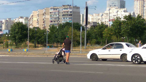 Активісти показали, як кияни на дорозі піддають небезпеці своїх дітей - фото 1