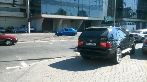 У Києві водій джипу став переможцем конкурсу "Паркуюсь, як жлоб" - фото 1