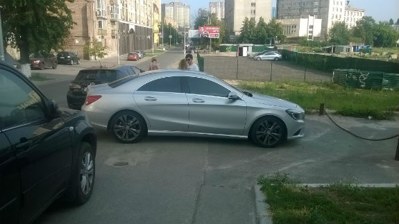 У Києві жінка-водій отримала приз у номінації "Паркуюсь, як жлоб" - фото 1