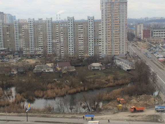 Забудовник Кличка засипає водойму піском заради чергового хмарочосу  - фото 1