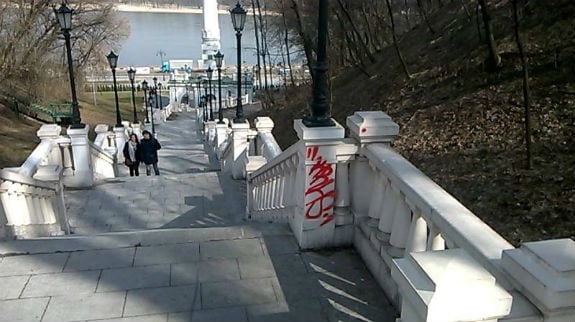 Як вандали спотворили символ самоврядування Києва - фото 1