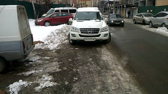 Біля столичного цирку водії влаштували парад "Паркуюсь, як дегенерат" - фото 1