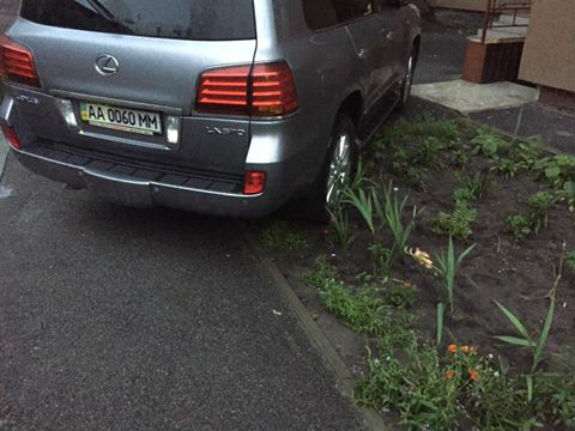 Конкурс "Паркуюсь, як мудак": У Києві "Лексус" заїхав у квітник біля будинку - фото 1
