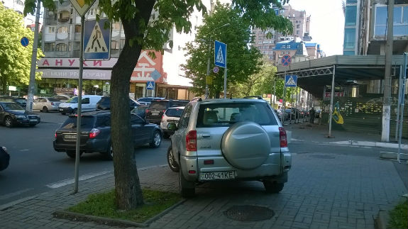У Києві водій позашляховика став лауреатом премії "Паркуюсь, як дегенерат" - фото 1
