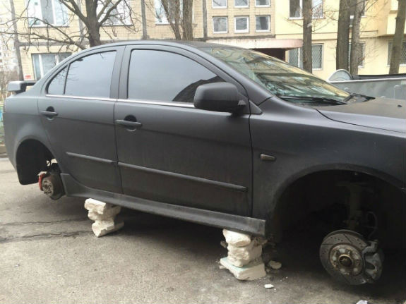 Автокрадії масово залишають столичних водіїв без коліс  - фото 1