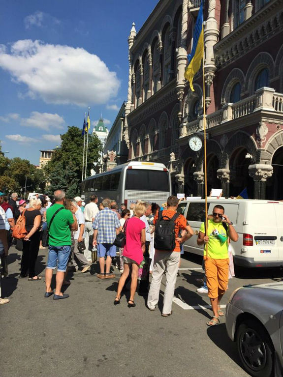 Вкладники збанкрутілого банку перекрили вулицю біля Нацбанку - фото 1