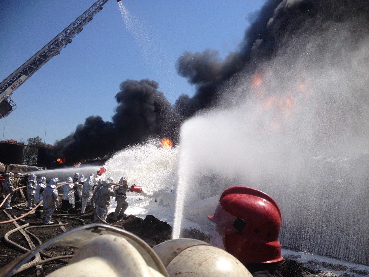 На палаючій нафтобазі рятувальники розпочали "пінну атаку" (ФОТО) - фото 1