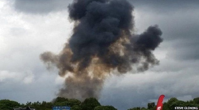 У Британії винищувач зазнав аварії на очах у глядачів авіашоу (ФОТО) - фото 2