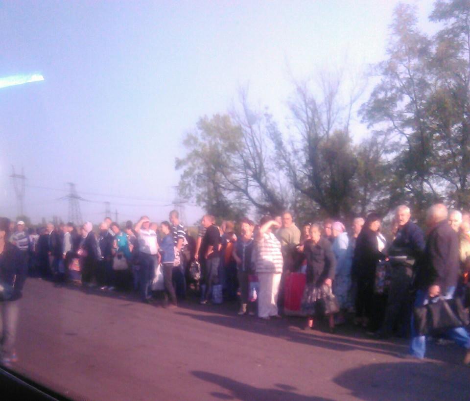 Черга на блокпосту "ДНР" під Горлівкою розтягнулася на 4 ряди: натовп чекає на автобус (ФОТО) - фото 3