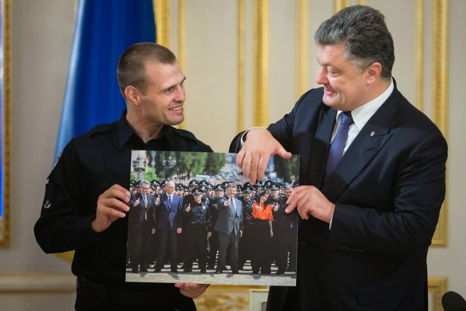 Порошенко відзначив фотосесією підписання закону про поліцію - фото 3