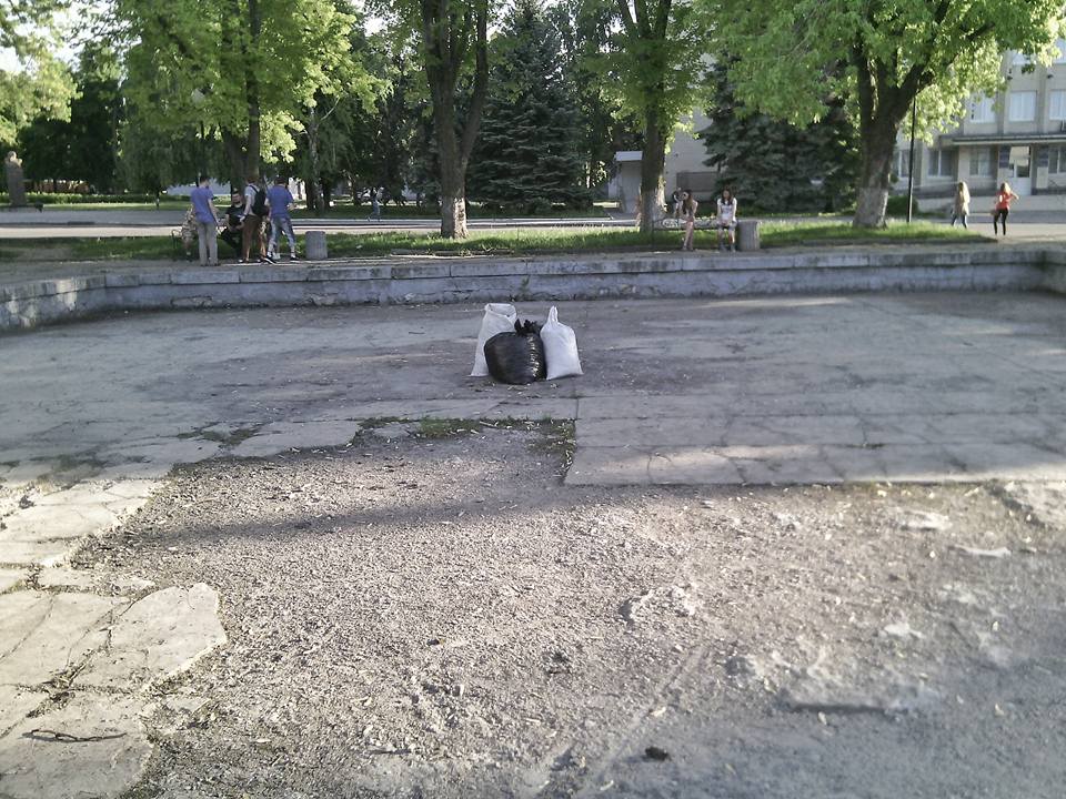 Житель Краматорська за чотири дні зібрав 30 мішків сміття під вікнами міськради (ФОТО) - фото 2