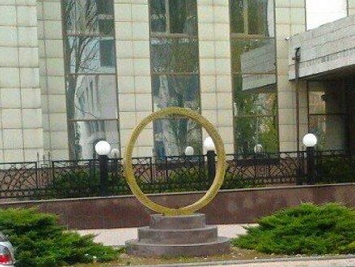 У Донецьку здали на металобрухт єдиний в Україні пам'ятник гривні (ФОТО) - фото 3
