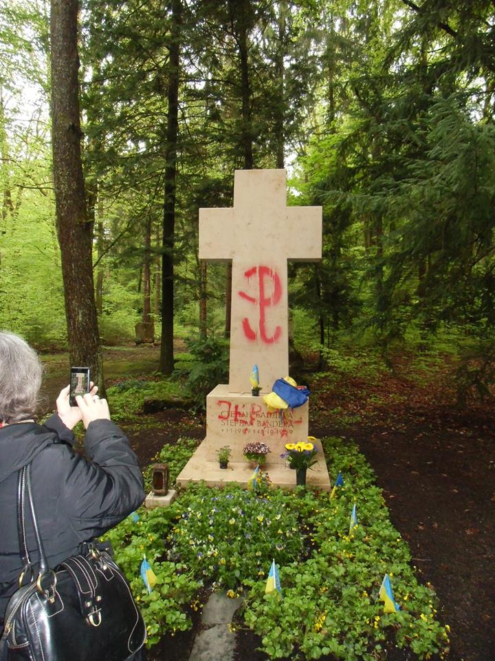 У Мюнхені осквернили могилу Бандери (ФОТО) - фото 1