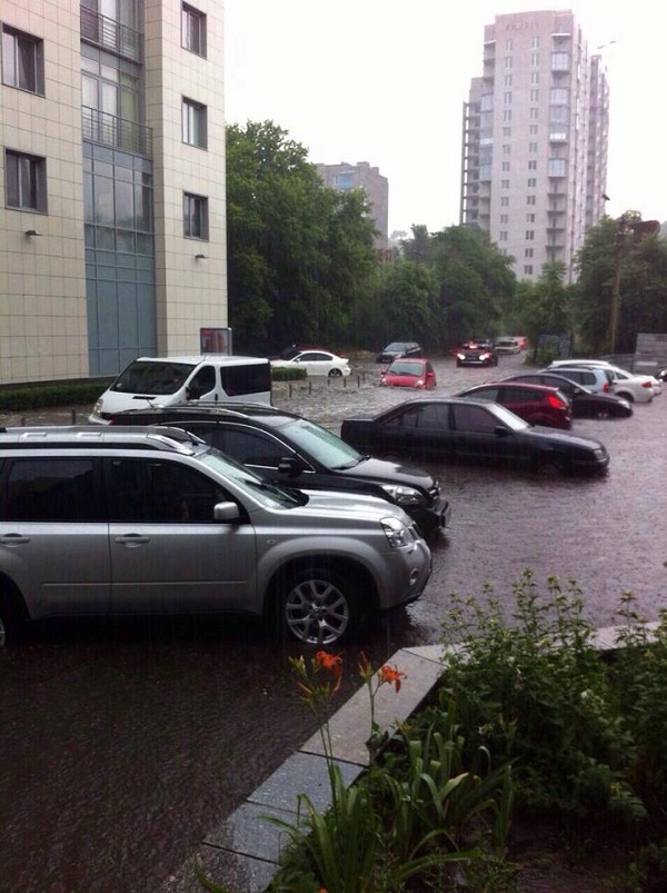 Рясний дощ у Дніпропетровську перетворив вулиці на річки і "забракував" ливневки (ФОТО) - фото 7