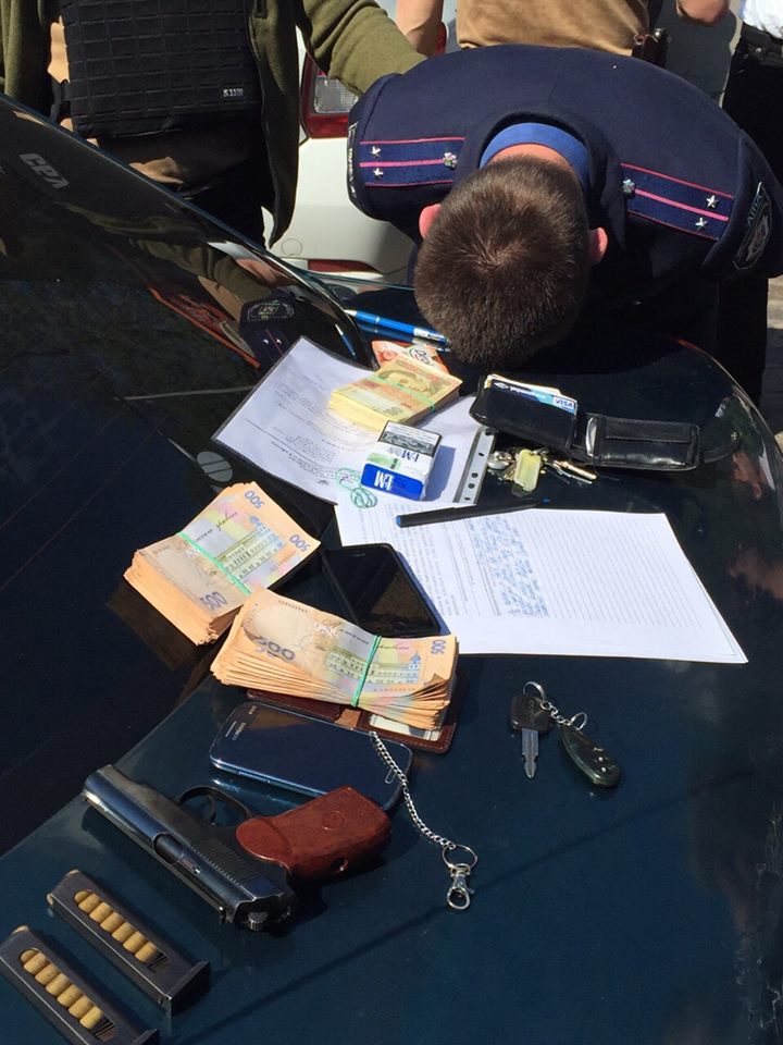 У центрі Києва "на гарячому" впіймали міліціонерів-хабарників (ФОТО) - фото 1