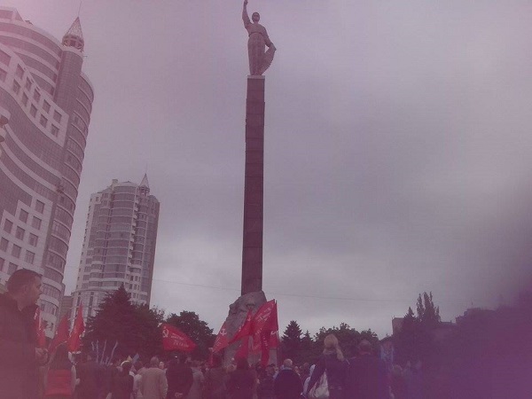 Дніпропетровськ толерантний: біля пам’ятника Слави "змішалися" різні прапори і стрічки (ФОТО) - фото 1