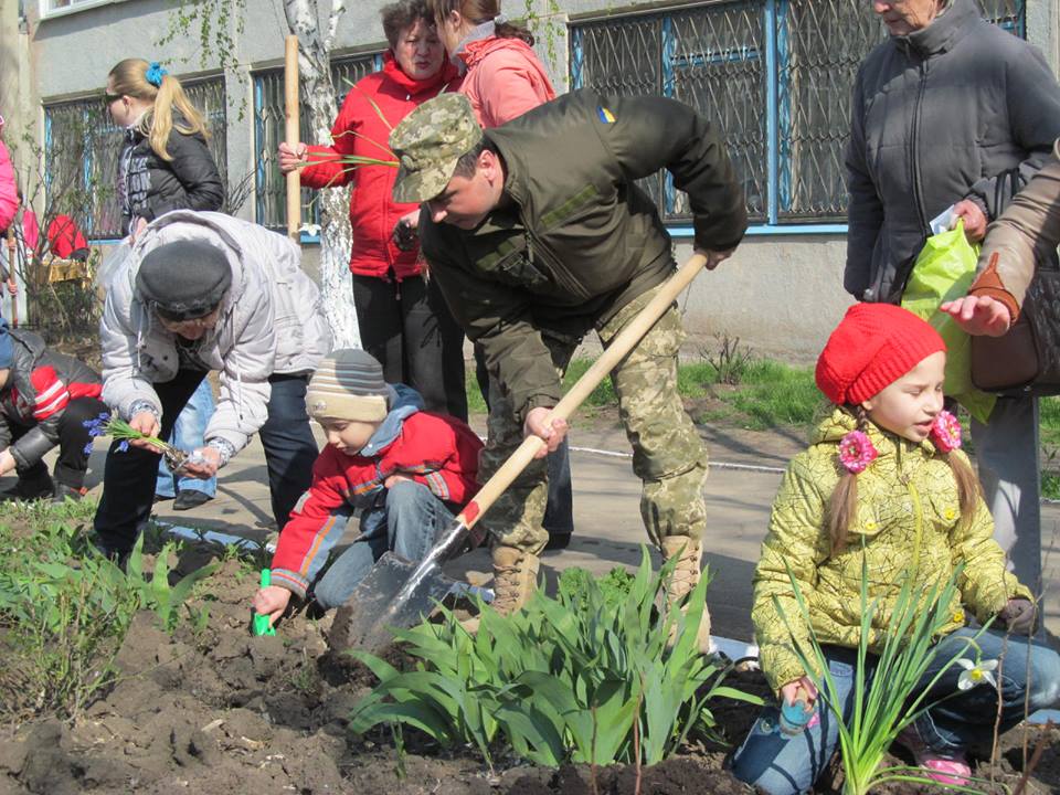 Як українські бійці саджали дерева і квіти разом з маріупольцями (ФОТОФАКТ) - Фото 1