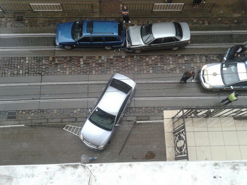 У центрі Львова п'яний водій не впорався з керуванням - фото 4