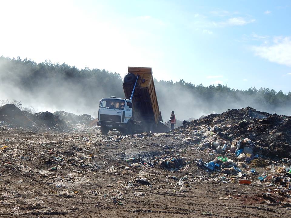 У Тростянці триває ліквідація пожежі на сміттєвому полігоні - фото 9