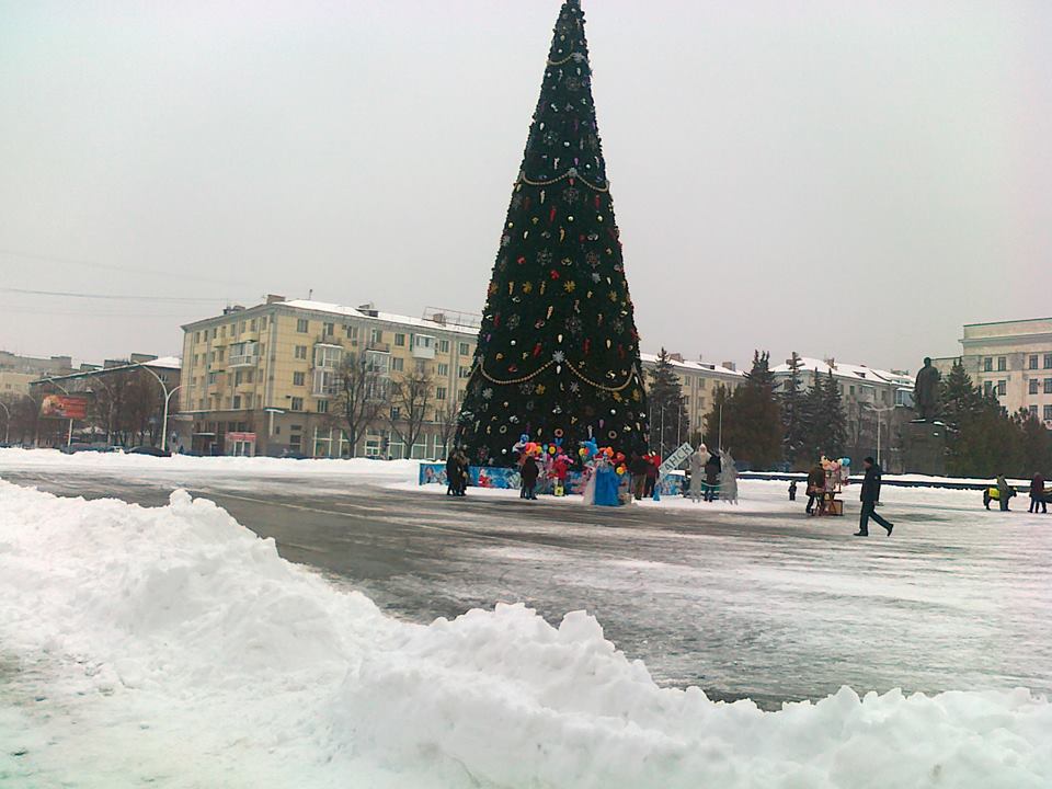 Окупаційна влада навіть не поворушилася, щоб прибрати сніг у Луганську (ФОТО) - фото 2
