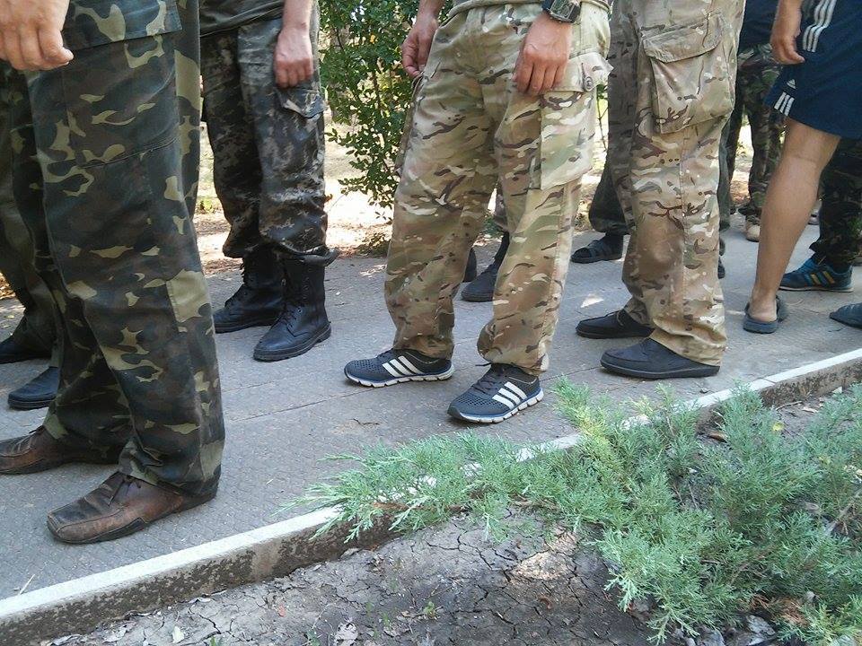 Бійці "Донбасу" повернулися на передову під Маріуполем в шльопанцях (ФОТО) - фото 3