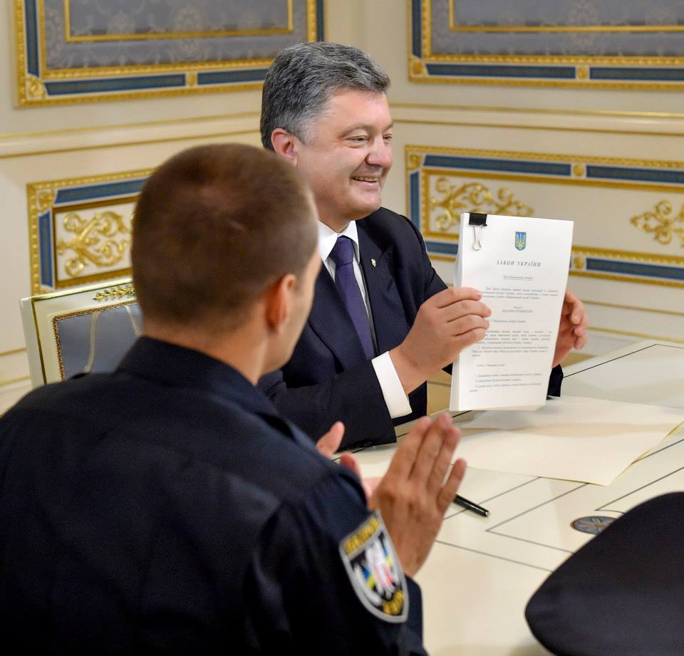 Порошенко відзначив фотосесією підписання закону про поліцію - фото 1