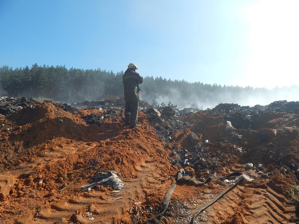 У Тростянці триває ліквідація пожежі на сміттєвому полігоні - фото 7