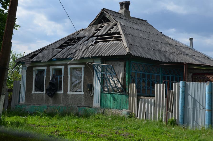 Посічені паркани та будинки-"скелети": Як виглядає зруйноване Кримське (ФОТО) - фото 2