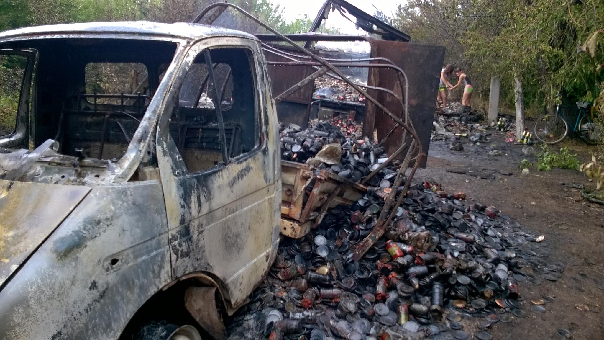 Блукаючий танк знову вщент спалив 10-тонну вантажівку з алкоголем для бойовиків (ФОТО) - фото 2