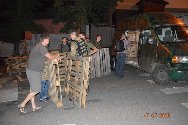 "Правий сектор" згорнув пікет у Дніпропетровську біля обласної міліції - фото 2