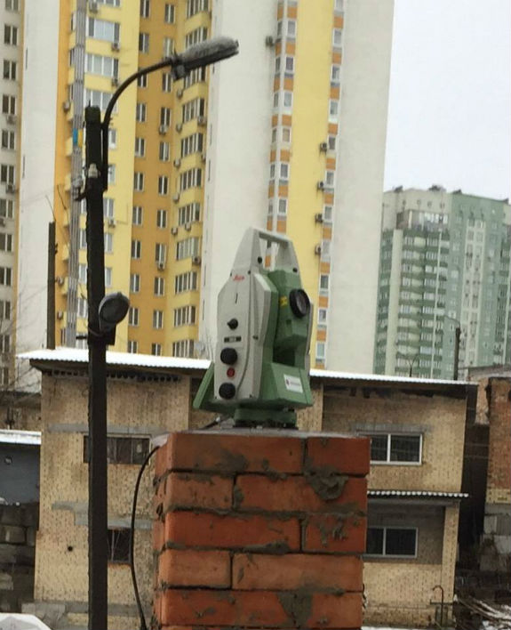 У будинку в Києві, де обвалилася підпірна стіна, не зафіксували жодних руйнацій чи змін  - фото 1