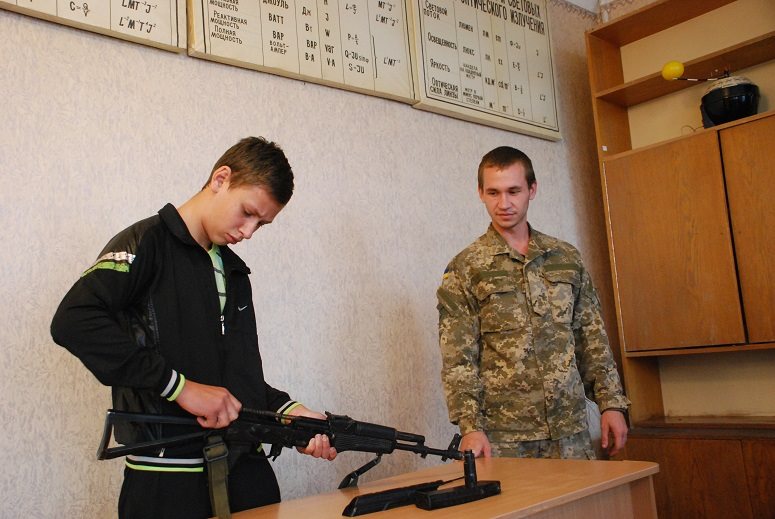 Військові дали в руки зброю луганським дітям - фото 7