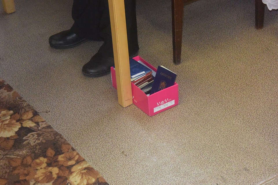 На Чернігівщині член комісіії зберігає у себе під столом коробку із паспортами - фото 1