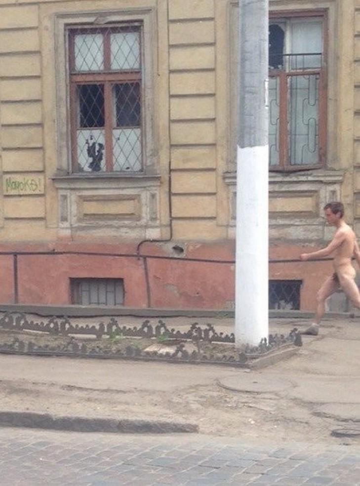 По центру Одеси розгулював голий чоловік (18+) - фото 1