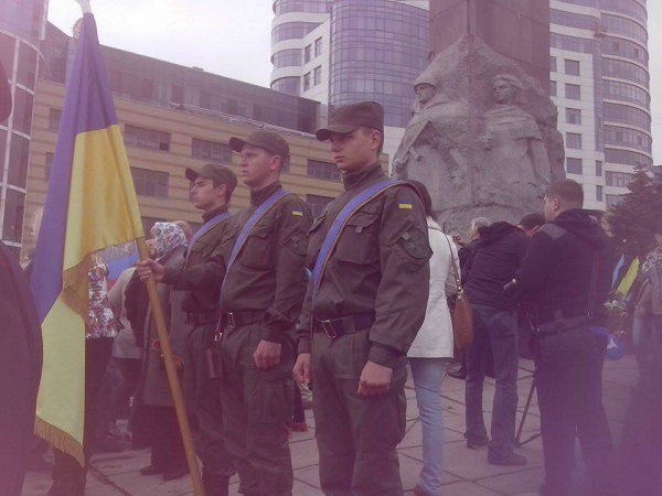 Дніпропетровськ толерантний: біля пам’ятника Слави "змішалися" різні прапори і стрічки (ФОТО) - фото 2