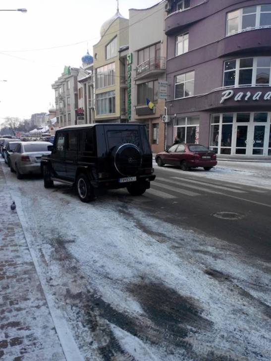 Ужгородський бізнесмен-"олень" своїм елітним авто заблокував рух на вулиці - фото 3