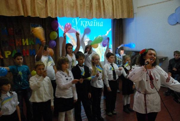 Як школярі Луганщини вітали захисників України в АТО зі святом - фото 1