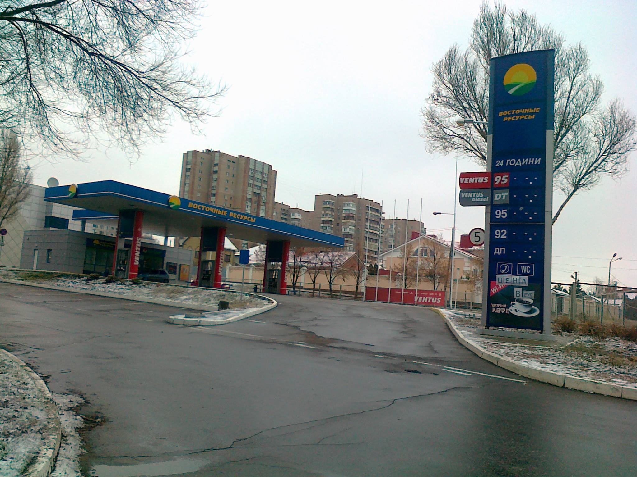 В окупованому Луганську бензин є лише на одній заправці (ФОТО) - фото 1