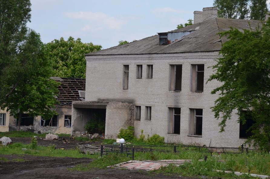 Посічені паркани та будинки-"скелети": Як виглядає зруйноване Кримське (ФОТО) - фото 1