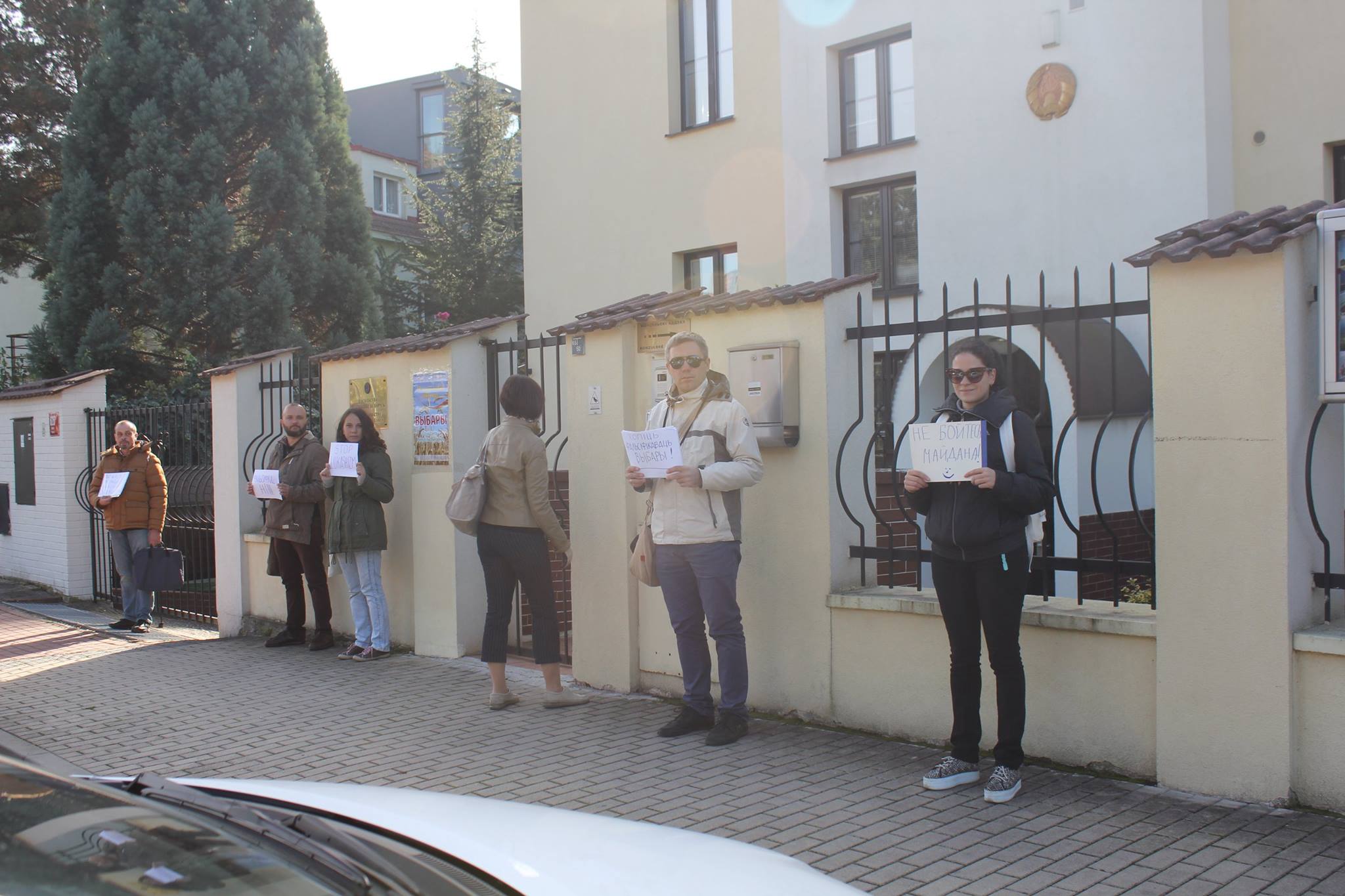 Переселенці з Луганська вимагали чесних виборів під посольством Білорусі у Празі (ФОТО) - фото 1