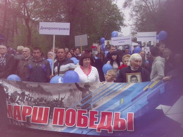 Дощ у Дніпропетровську не завадив тисячам людей прийти до пам’ятника Слави (ФОТО) - фото 1