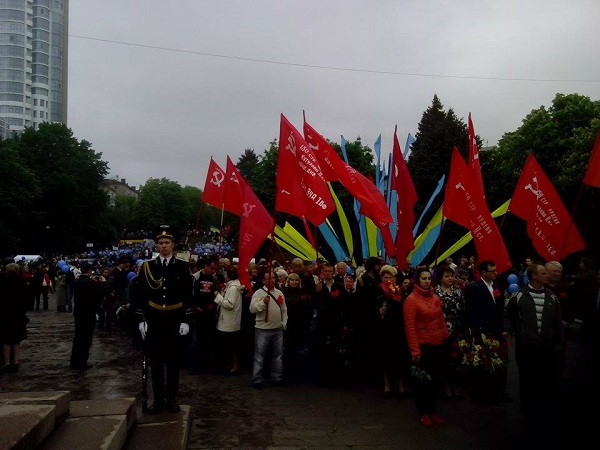 Дощ у Дніпропетровську не завадив тисячам людей прийти до пам’ятника Слави (ФОТО) - фото 2