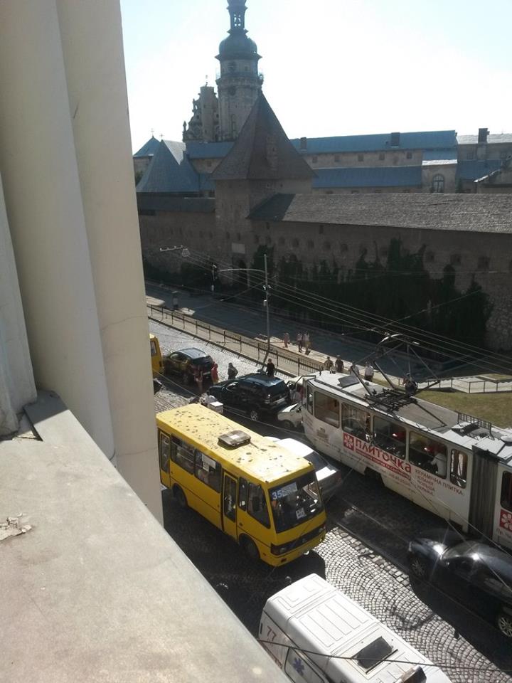 Проїздом центром Львова заблокували на кілька годин - фото 1