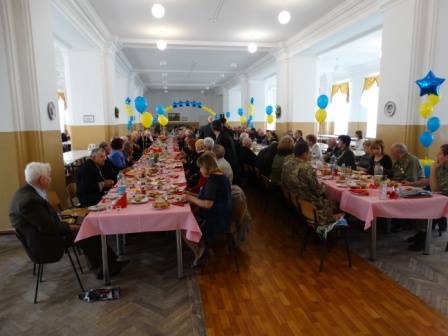 Керівники Сумщини випили і закусили на банкеті з ветеранами (ФОТОФАКТ) - фото 6 Керівники Сумщини випили і закусили на банкеті з ветеранами (ФОТОФАКТ) - фото 6