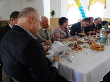 Керівники Сумщини випили і закусили на банкеті з ветеранами (ФОТОФАКТ) - фото 1 Керівники Сумщини випили і закусили на банкеті з ветеранами (ФОТОФАКТ) - фото 1