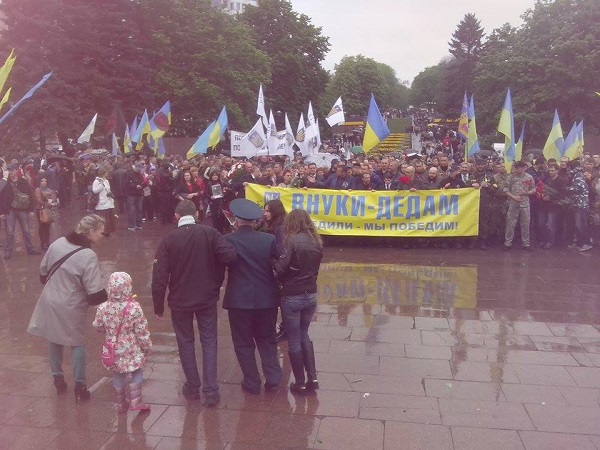 Команда Коломойського у Дніпропетровську пройшла маршем з АТОшнікамі - фото 1