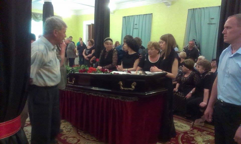Як у Маріуполі тисячі людей на колінах зі сльозами прощалися з останнім "червоним директором" меткомбінату(ФОТО) - фото 4
