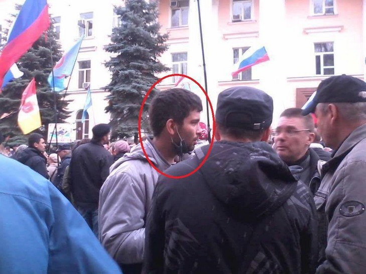 Серед провокаторів 9 травня в Одесі впізнали чоловіка, який намагався захопити СБУ - фото 3