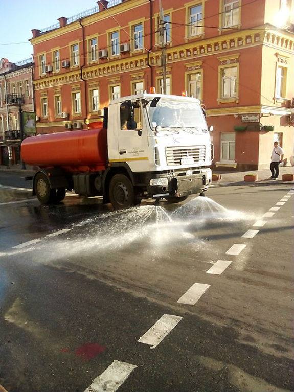 Столичні вулиці продовжують поливати водою (ФОТО) - фото 2